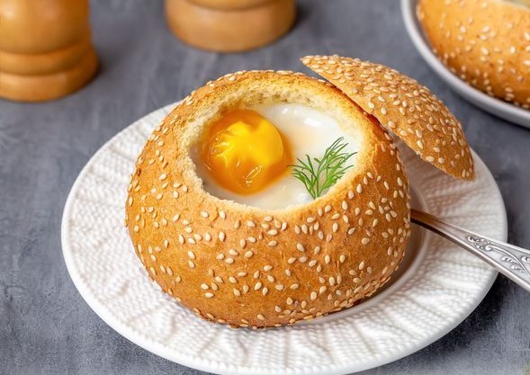 Fried Eggs in a Bun, with Mushrooms and Cheese (in the Oven)