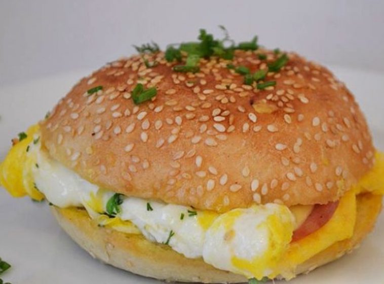 Quick Breakfast (Egg Sandwich)