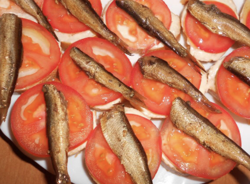 Put a few sprats on the tomato if they are small or one fish if it is large