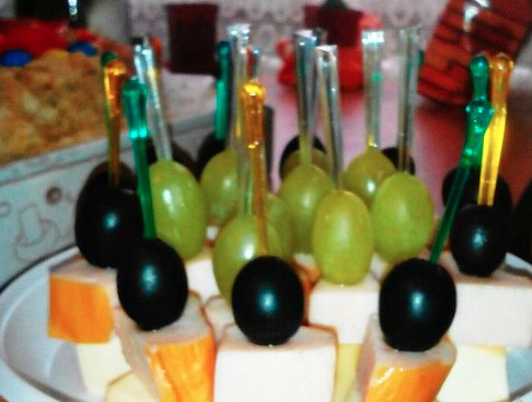 Canapes with Smoked Chicken Breast, Cheese, and Grapes