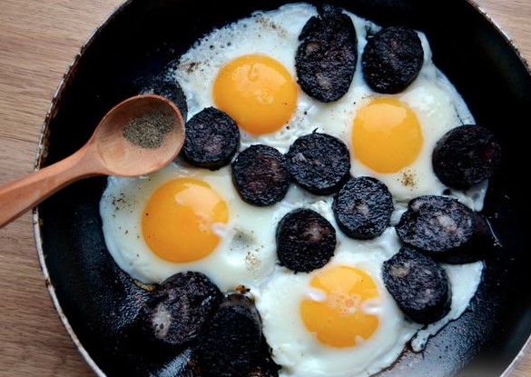 Gently break the eggs and pour them into the pan between the sausage slices