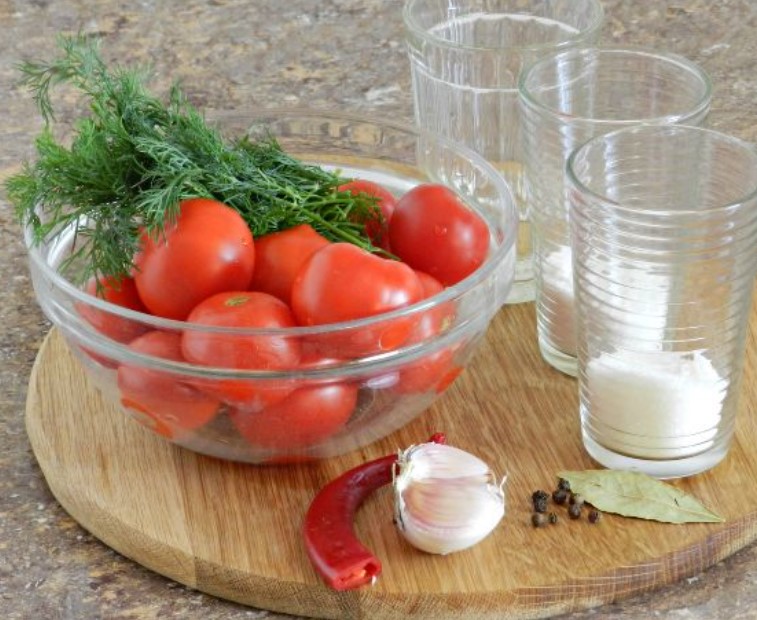 Choose strong, small tomatoes for pickling