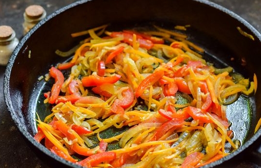 Heat oil in a frying pan, put carrots, onions, peppers and garlic