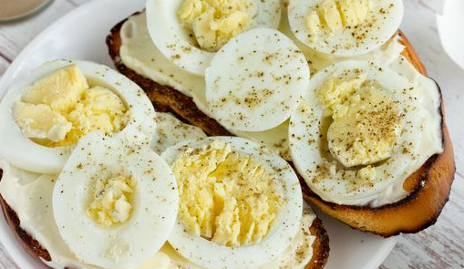 Croutons with Melted Cheese and Egg