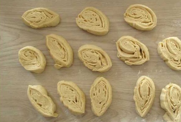 Then roll the dough into a roll and cut it across into pieces, about 1.5-2 cm wide