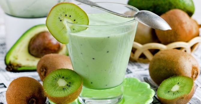 Kiwi, Avocado and Yogurt Smoothie