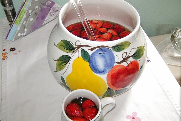 Alcohol-free Punch with Strawberries