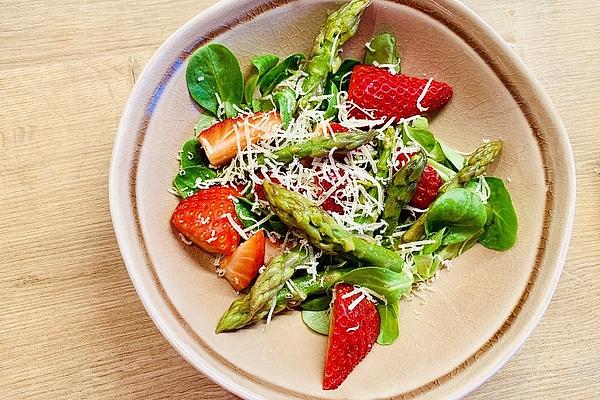 Asparagus Salad with Strawberries and Arugula