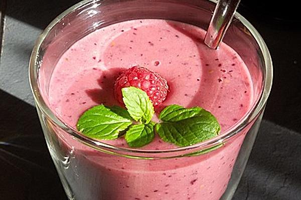 Breakfast Smoothie with Berries and Oatmeal