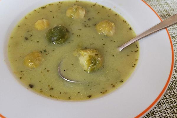 Brussels Sprouts Soup with Parsley Cream