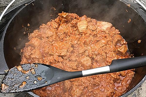 Chili Con Carne in Dutch Oven