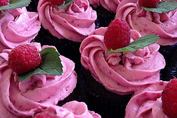 Chocolate-Kisses-Raspberry Cupcakes