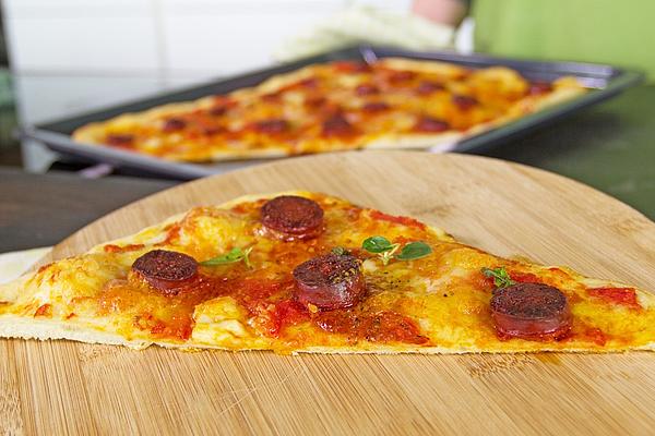 Crispy Thin Pizza with Chorizo ​​and Mozzarella