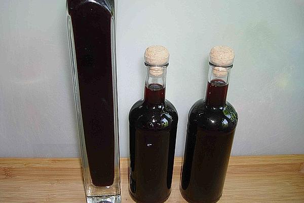 Elderberry Liqueur with Tonka Bean