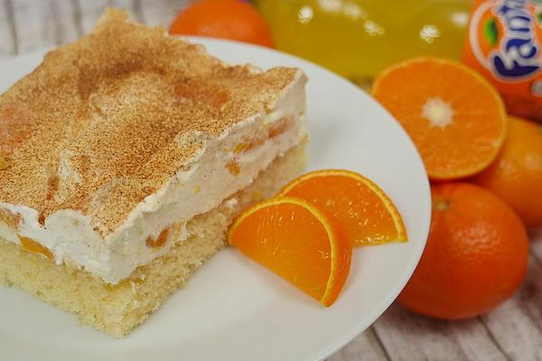 Fanta – Sour Cream Cake with Pudding and Mandarin Rabbit