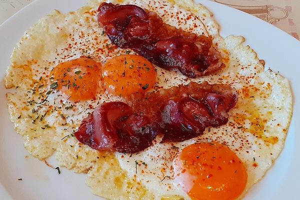 Fried Eggs with Tomatoes and Bacon