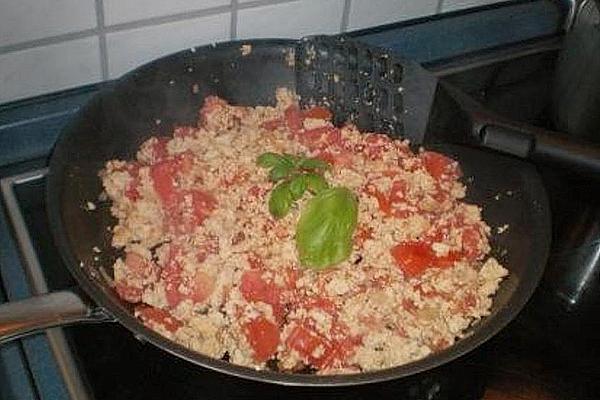 Fried Lamb`s Lettuce with Tomatoes and Tofu