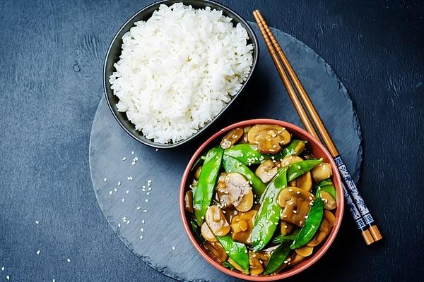 Fried Mushrooms and Snow Peas in Oyster Sauce