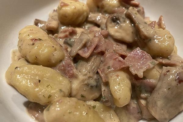 Gnocchi Pan with Mushroom, Ham and Cream Sauce