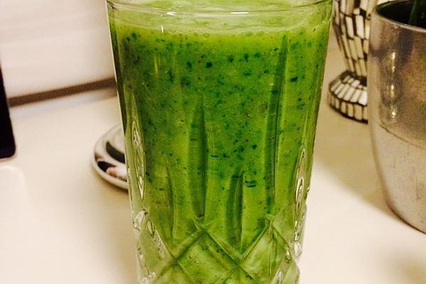 Green Kiwi-banana Smoothie with Radish Greens