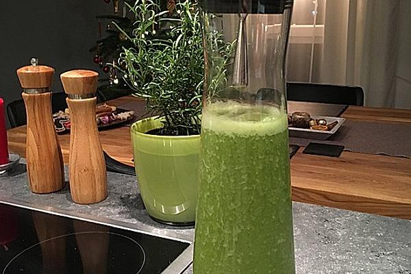 Green Smoothie with Chinese Cabbage, Zucchini, Banana, Apple and Ginger