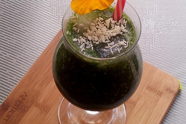 Green Smoothie with Lamb`s Lettuce and Coconut