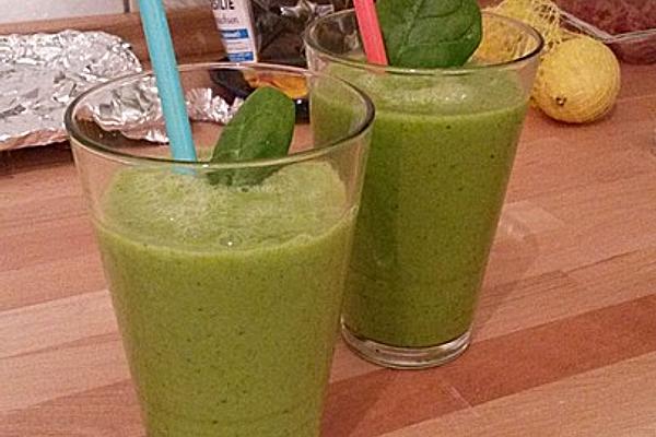 Green Smoothie with Spinach, Mango and Banana