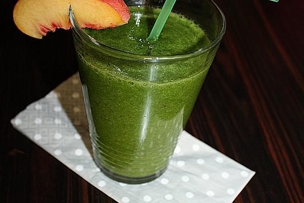 Green Spinach and Peach Smoothie