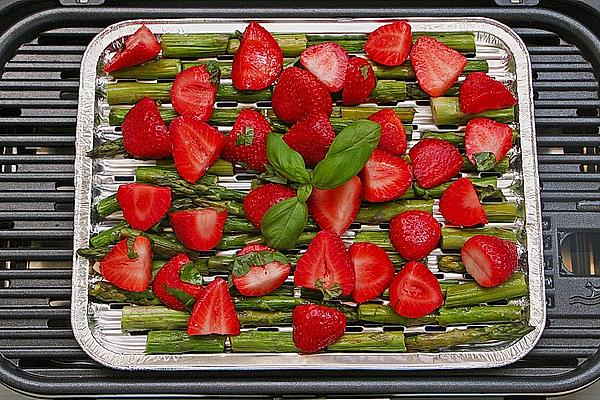 Grilled Green Asparagus with Strawberries
