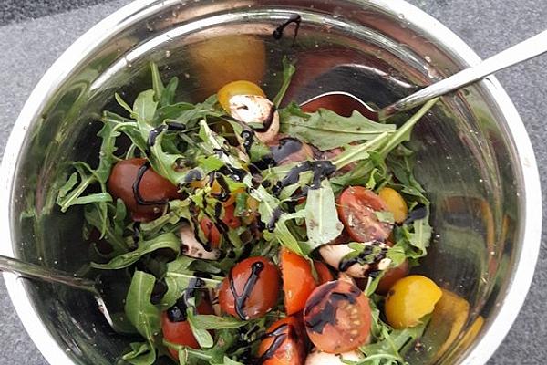 Italian Tomato – Mozzarella – Salad with Arugula
