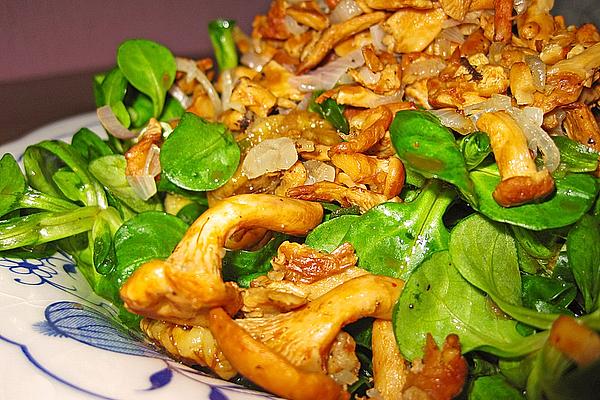 Lamb`s Lettuce with Chanterelles and Caramelized Walnuts