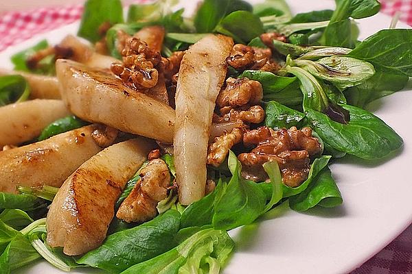 Lamb`s Lettuce with Fried Pears and Walnuts