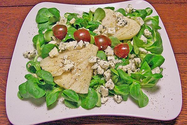 Lamb`s Lettuce with Pears and Blue Cheese