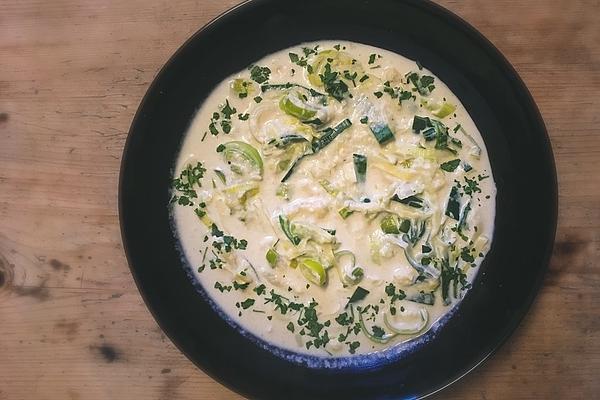 Low Carb Vegetarian Cheese, Leek and Cauliflower Soup