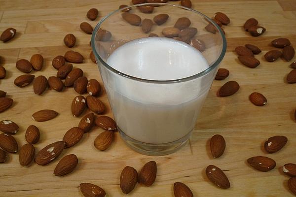 Make Almond Milk Yourself (vegan)