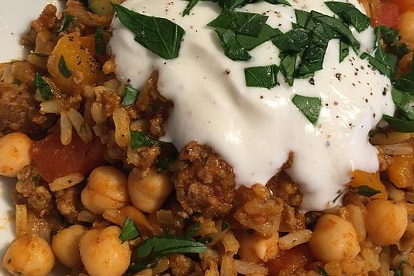 Minced Rice Pan with Curry, Chickpeas and Raisins