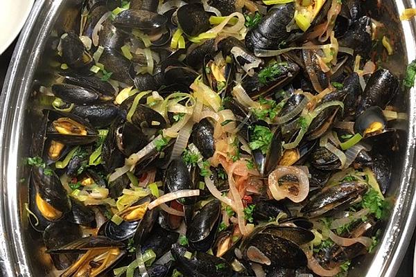 Mussels in Tomato with Roasted Garlic Ciabatta