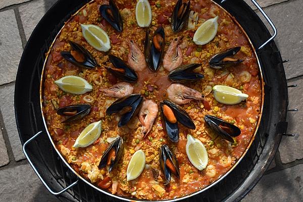 Paella with Seafood, Fish and Poultry After Schnabulierer