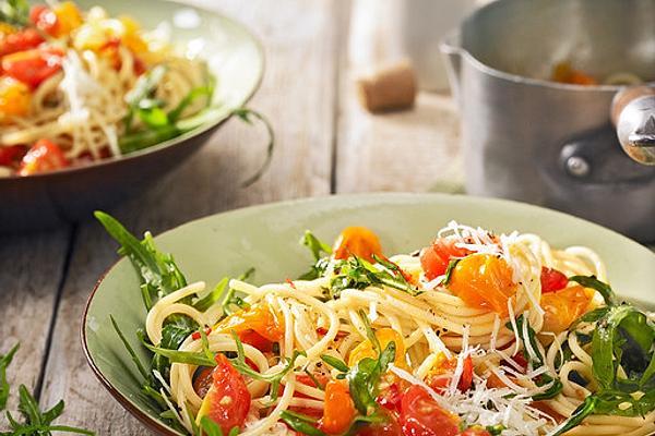 Pasta Aglio Olio with Rocket and Tomatoes