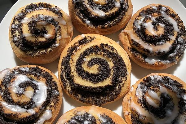 Poppy Seed Rolls with Yeast Dough (without Raisins)
