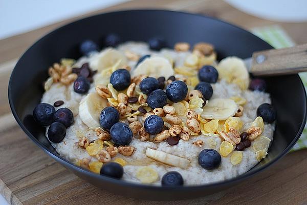 Porridge with Bananas and Blueberries