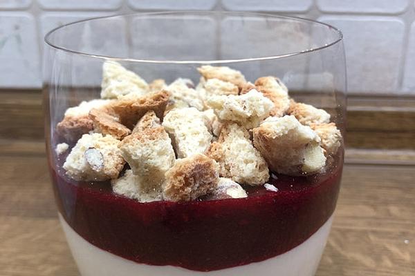 Quark Cream with Berries and Cantuccini