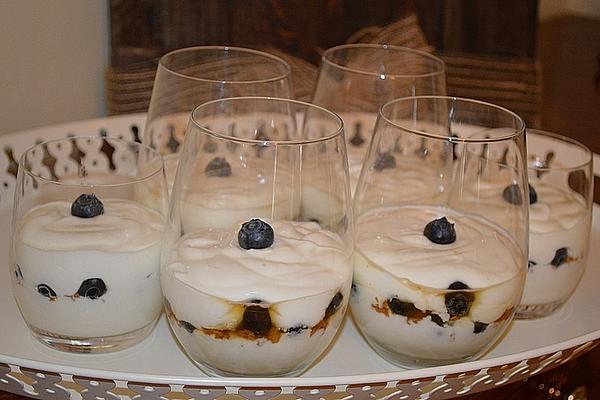 Quark – Sour Cream with Berries and Amarettini