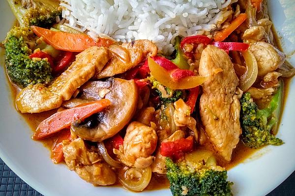 Quick Thai Curry with Chicken, Paprika and Fine Peanut Note