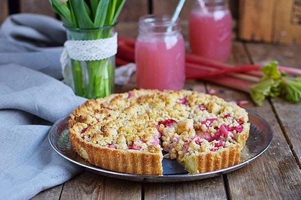 Rhubarb Tart with Vanilla Pudding Cream and Almond and Pistachio Sprinkles