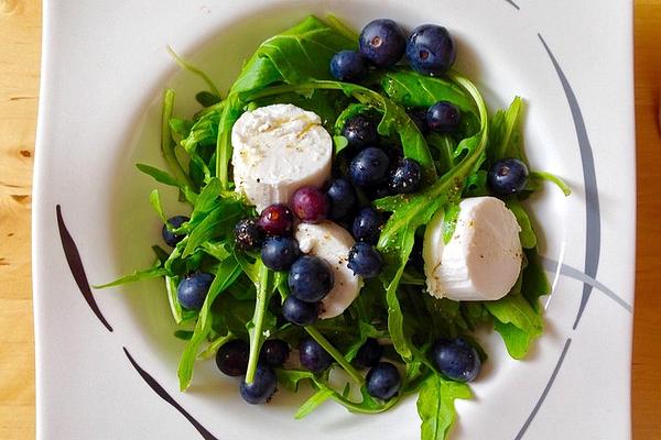 Rocket Salad with Berries and Fresh Goat Cheese