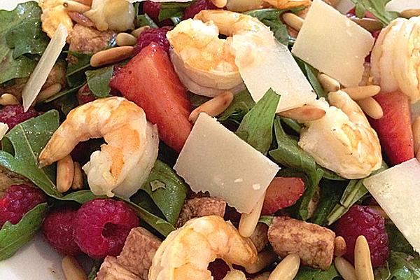 Rocket Salad with Shrimp and Strawberries