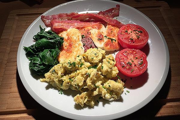 Scrambled Eggs with Spinach, Grilled Tomatoes, Bacon and Halloumi