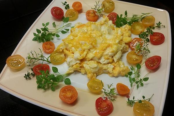 Scrambled Eggs with Tomatoes and Cheese
