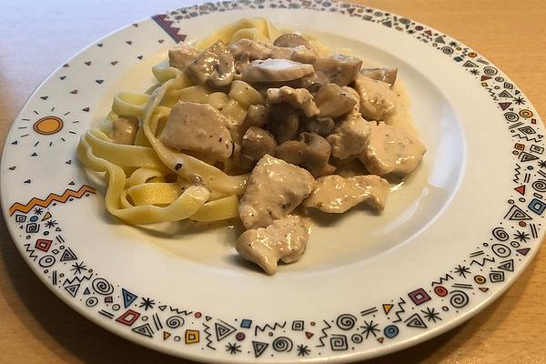 Sliced ​​chicken in White Wine Sauce with Mushrooms